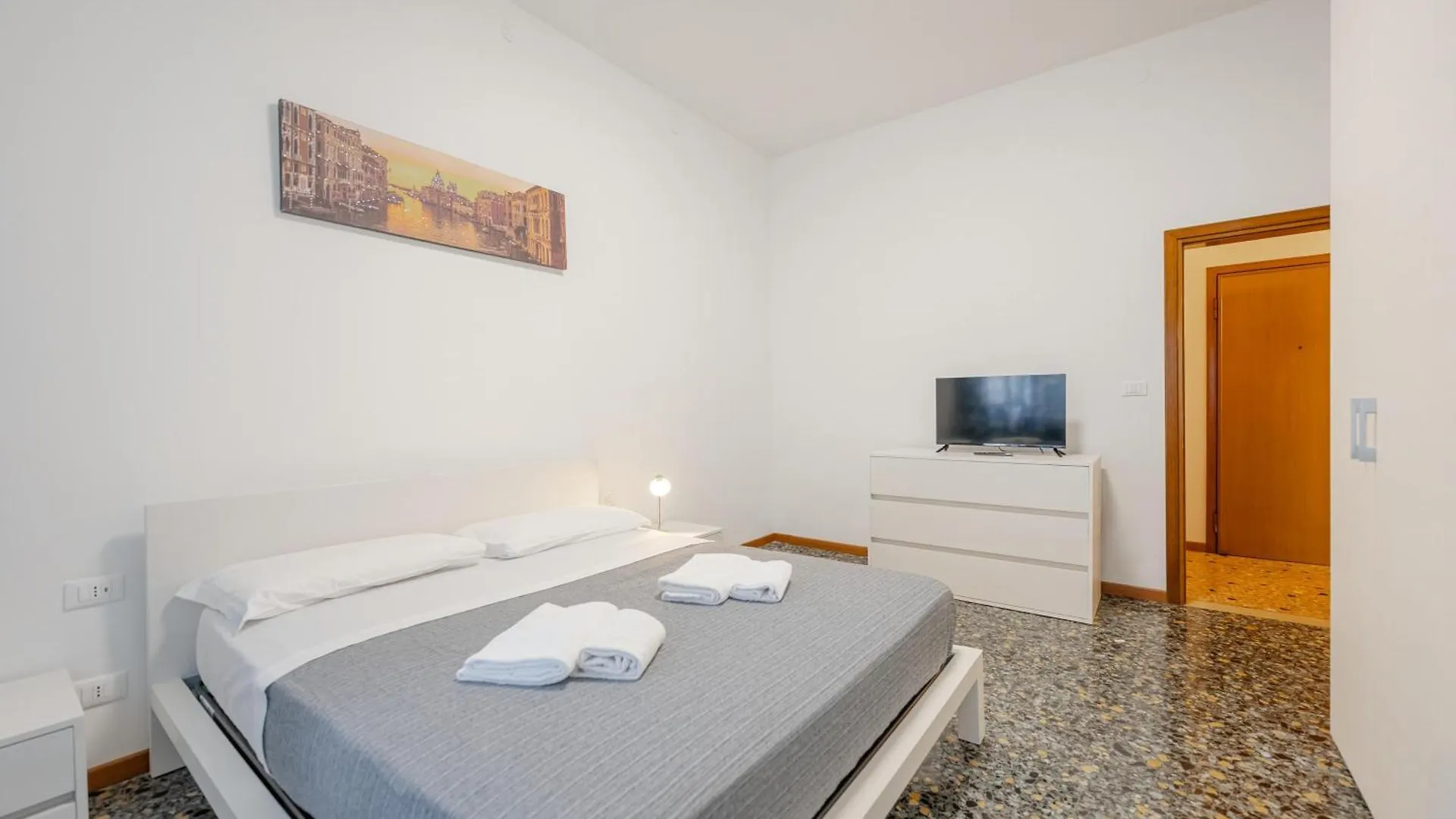 Tatiana Flat-10 Minutes From Venice Apartment