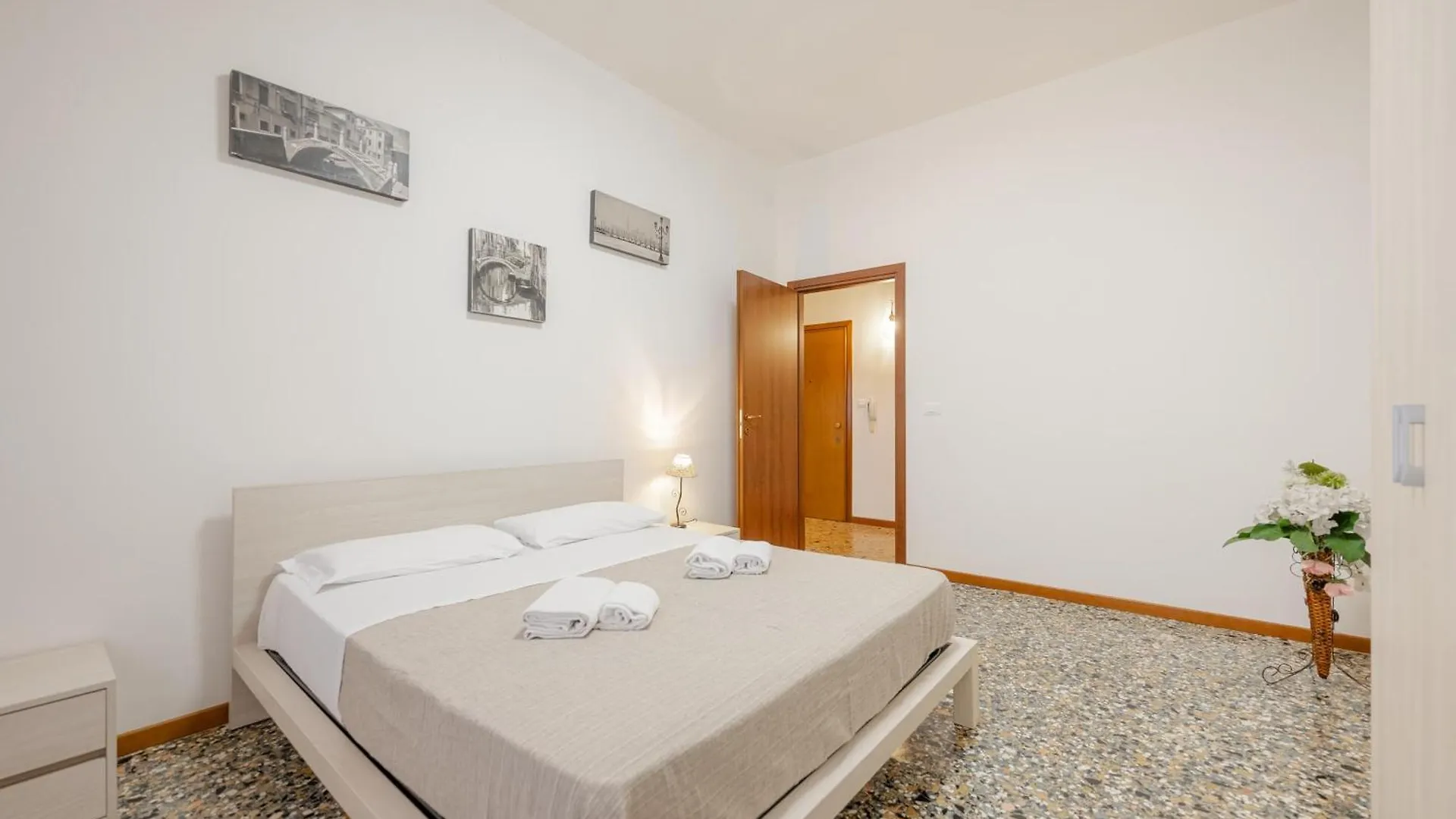 Tatiana Flat-10 Minutes From Venice Apartment