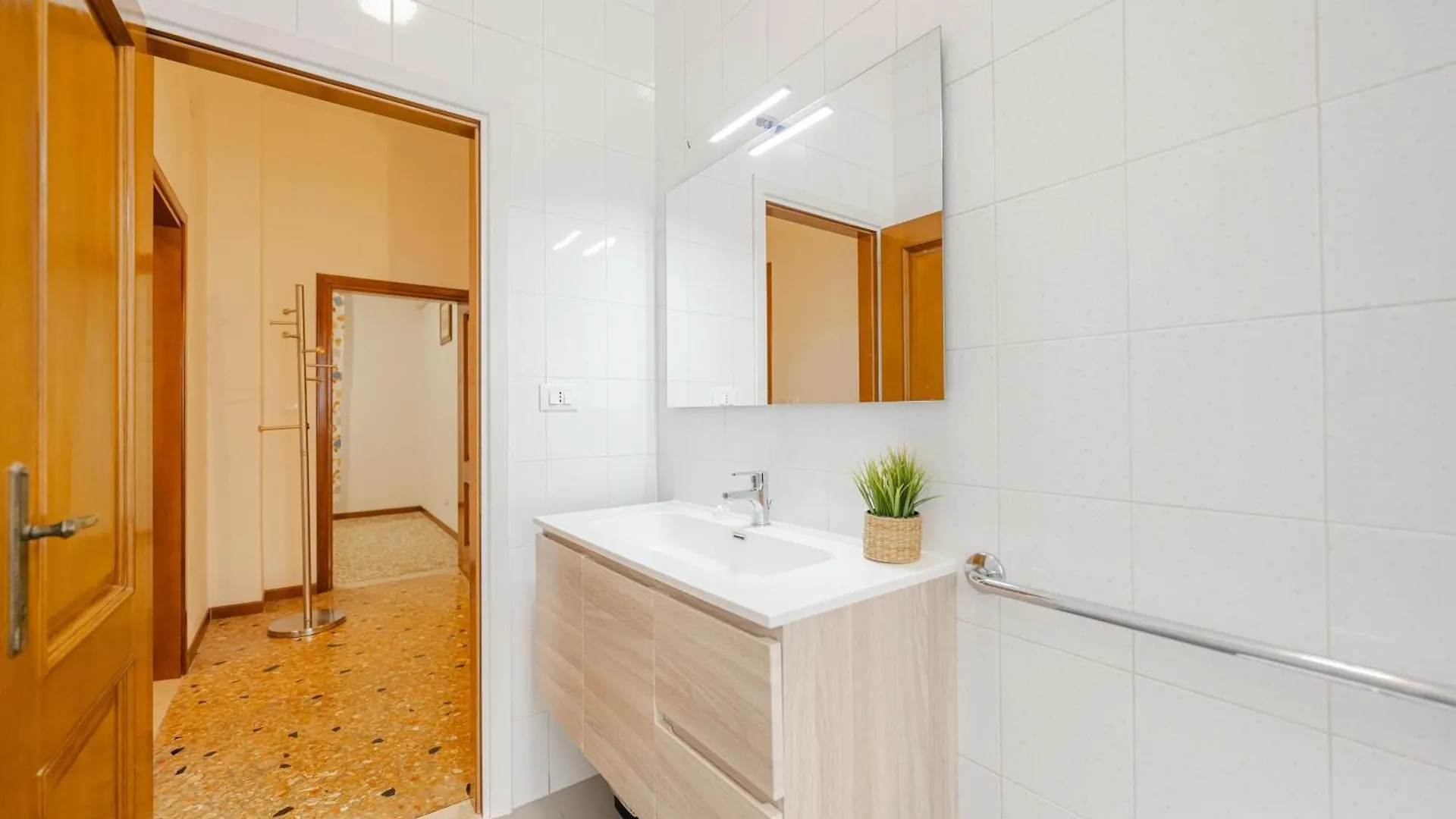 Tatiana Flat-10 Minutes From Venice Apartment